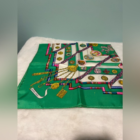 SOLD! HERMES 35in x 35in Scarf 100% Silk. Authentic and pre-owned. - Picture 3 of 5